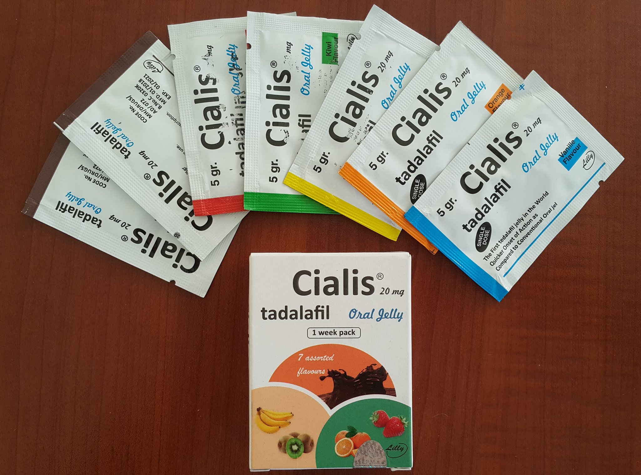 Cialis 20 mg tadalafil oral jel, yedi farklı tat seçeneği içeren saşe paketi ve ürün kutusu