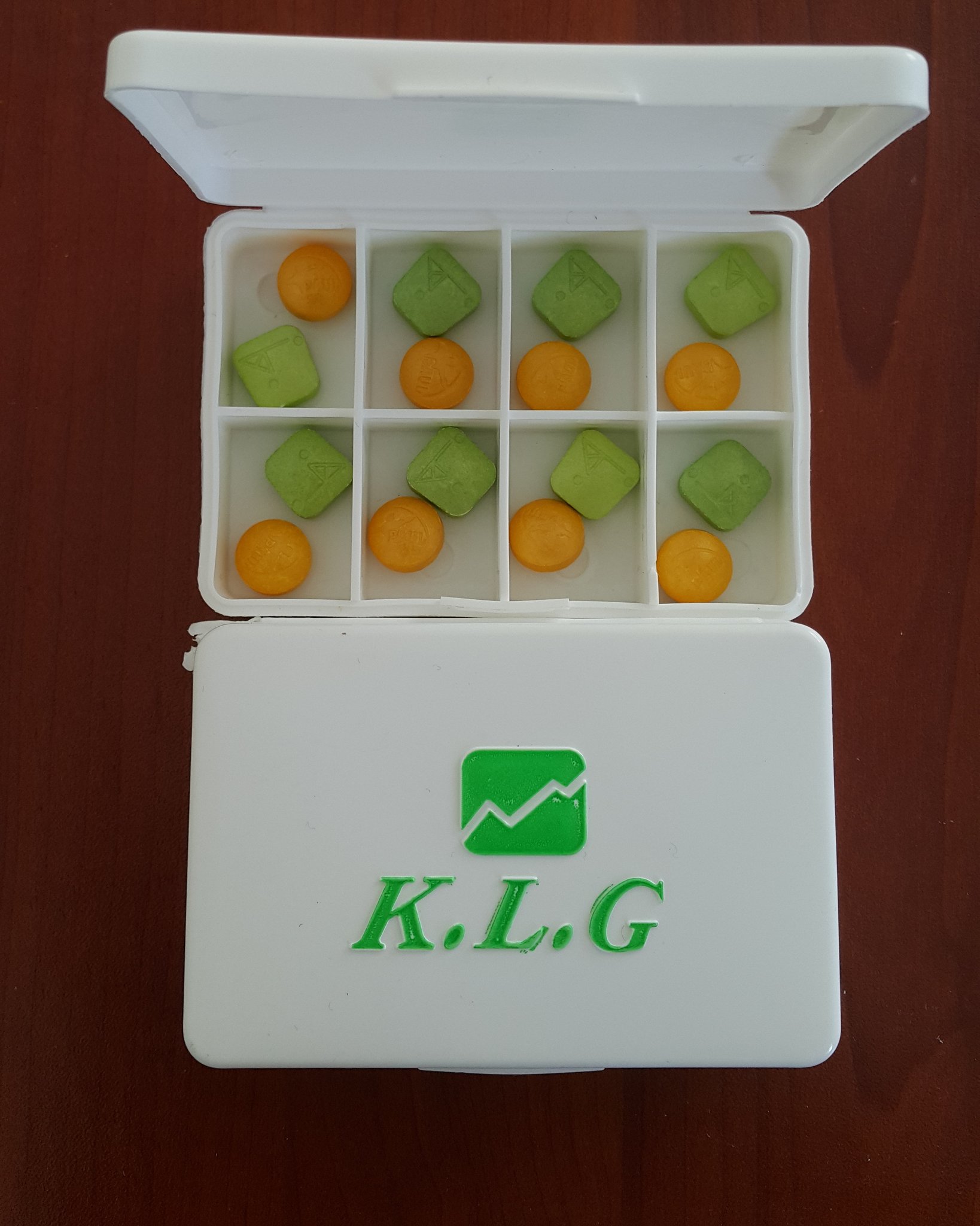 KLG geciktirici ve sertleştirici hap kutusu ile yanında sarı ve yeşil renkli iki hap