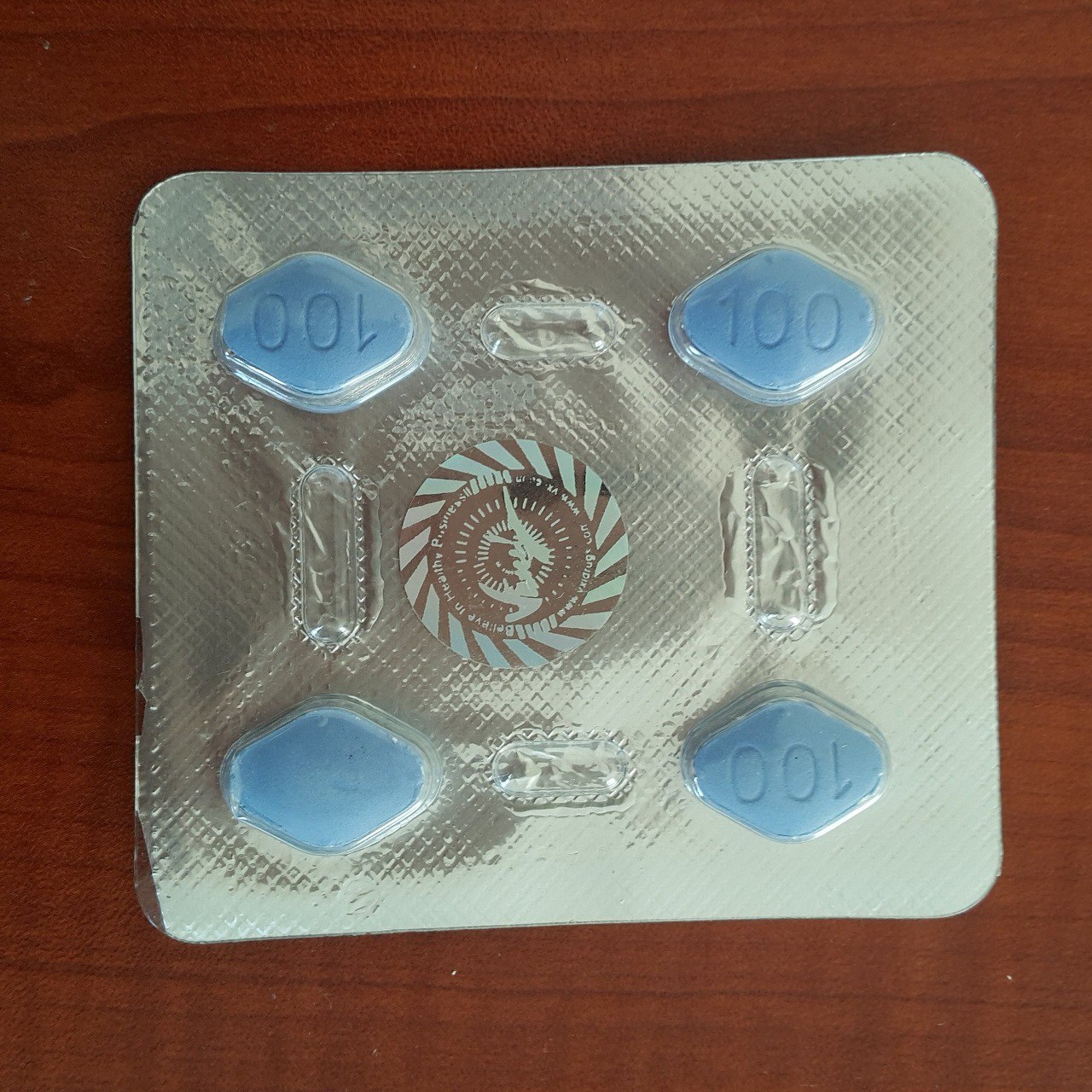 Vega 100 mg 4 tabletlik ilaç kutusunun ön yüzü, ürün adı ve doz bilgisi görünüyor